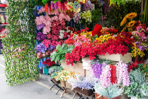 Blommor i blomsteraffären — Stockfoto