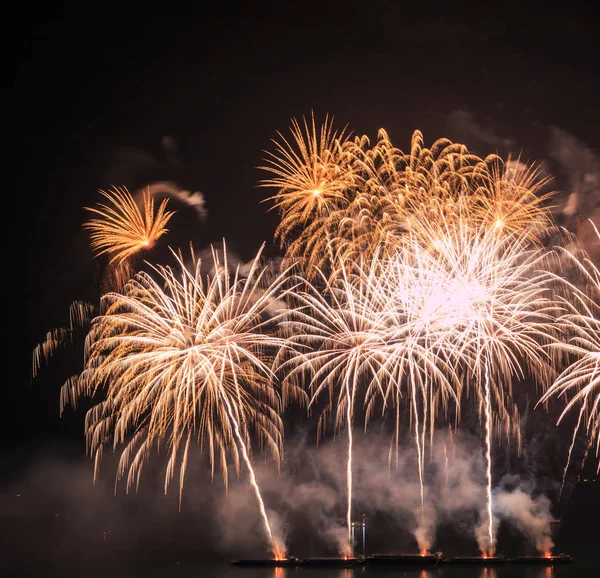 Fuegos artificiales de noche de belleza en el cielo — Foto de Stock