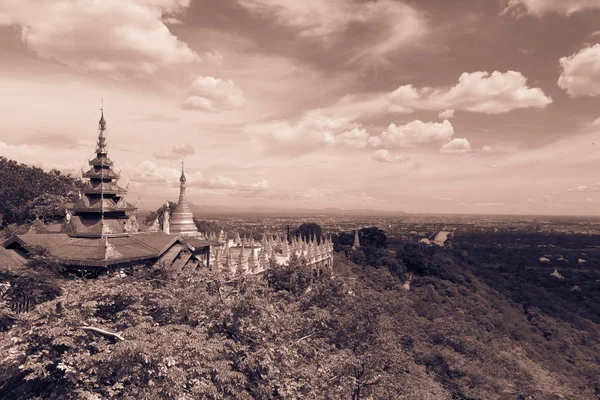 Mandalay Hill bulutlu gökyüzü altında — Stok fotoğraf