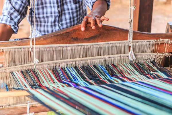 Tissage traditionnel de Bagan — Photo