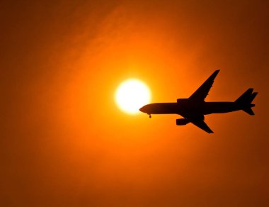 Gün batımında uçak silueti 