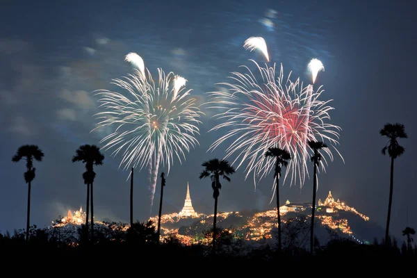 Fuegos artificiales de noche de belleza en el cielo — Foto de Stock