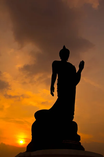Buda heykeli gün batımında — Stok fotoğraf