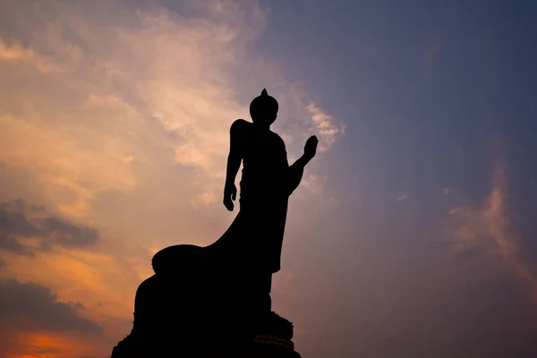 Sculpture de Bouddha au coucher du soleil — Photo