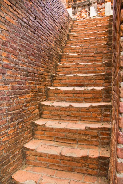 Лестница из красного кирпича — стоковое фото