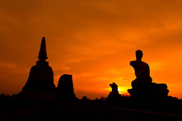 Sculptures and old temple — Stock Photo, Image