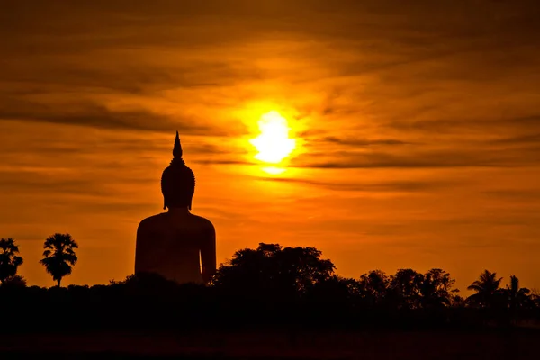 Estátua de buddha ao pôr do sol — Fotografia de Stock