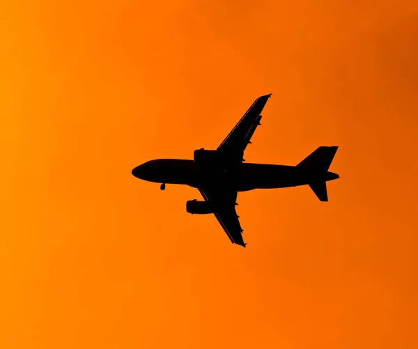 Silhueta de avião ao pôr do sol — Fotografia de Stock