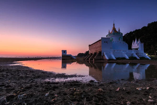 Simgesel Yapı tapınak waterfront — Stok fotoğraf