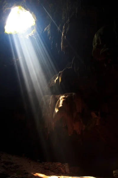 공원에서 아름 다운 동굴 — 스톡 사진
