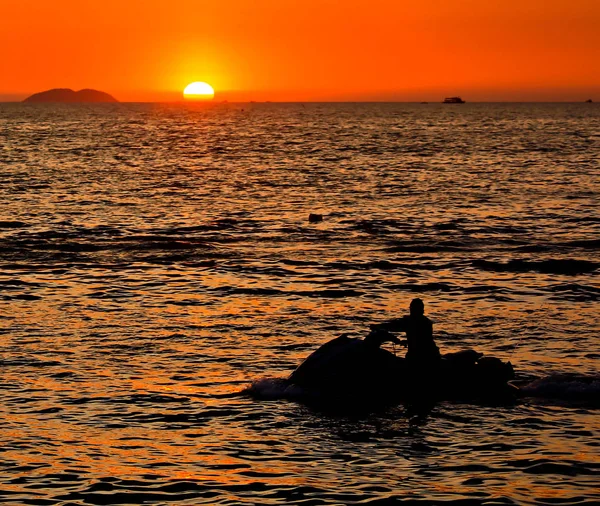 夕暮れ時の人のシルエット — ストック写真