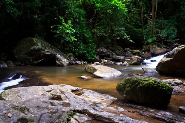 Schoonheid waterval in nationaal park — Stockfoto