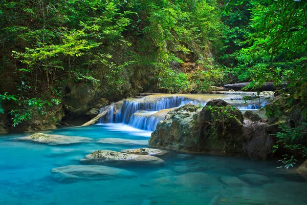 Cascata e ruscello blu nella foresta — Foto Stock