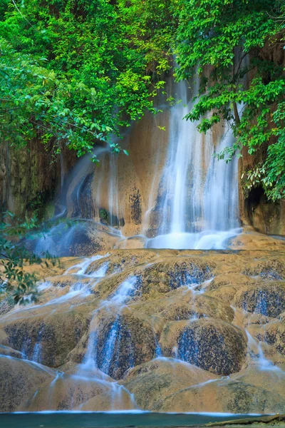 Cachoeira e fluxo azul na floresta — Fotografia de Stock