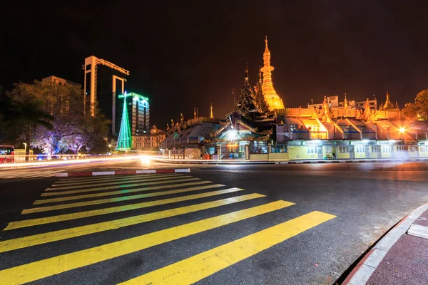 Myanmar stad bij nacht — Stockfoto