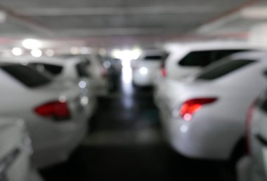 Bokeh ışıklarla otopark arabalar