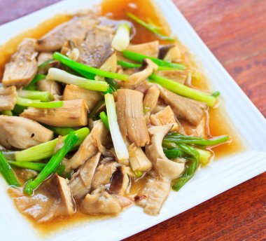 Kızarmış yağlı mantar plaka