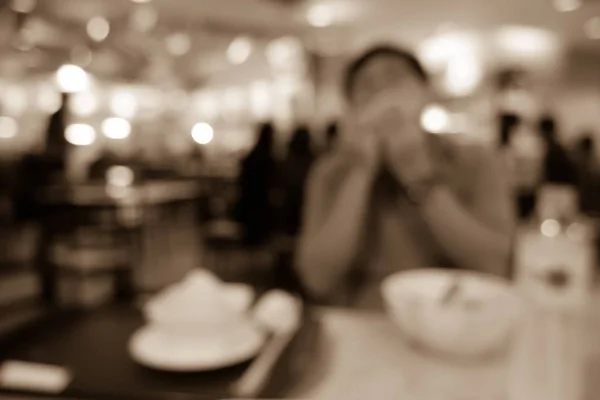 レストランで食べる人は — ストック写真
