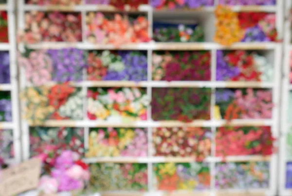 Kwiaciarnia kwiaty na półkach — Zdjęcie stockowe
