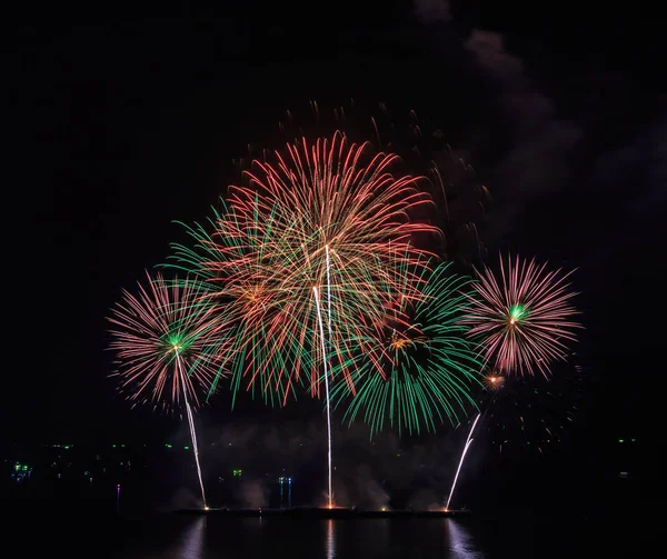 Fuochi d'artificio di notte di bellezza su cielo — Foto Stock