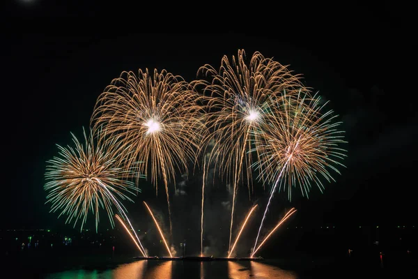 Fuegos artificiales de noche de belleza en el cielo —  Fotos de Stock