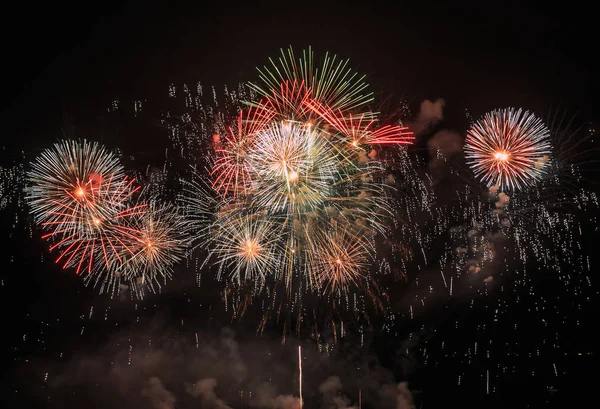 Fuegos artificiales de noche de belleza en el cielo — Foto de Stock