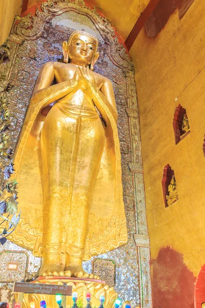 Budda w starej świątyni — Zdjęcie stockowe