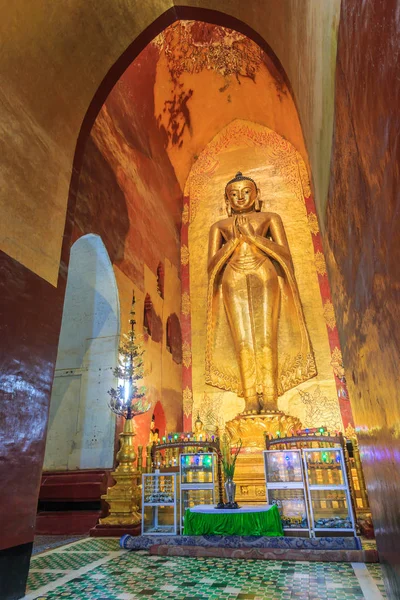 Будда в старом храме — стоковое фото