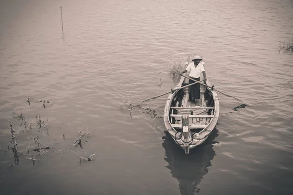 ผู้ชายที่ไม่ระบุตัวในเรือ — ภาพถ่ายสต็อก