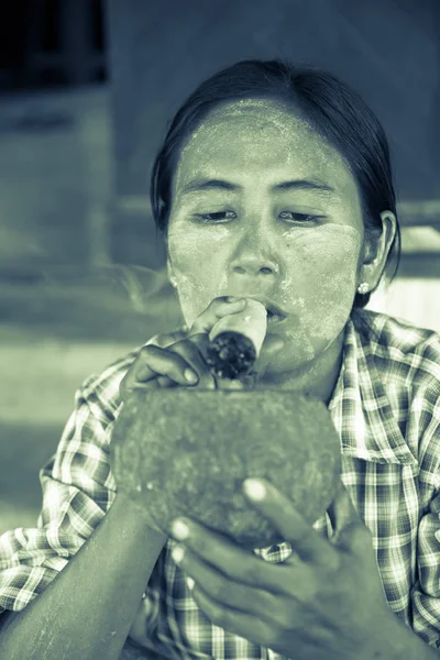Woman smoking cigar — Stock Photo, Image