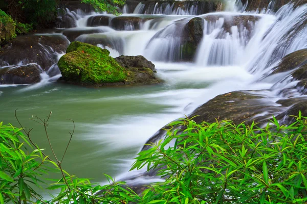 Cachoeira no parque nacional da floresta — Fotografia de Stock