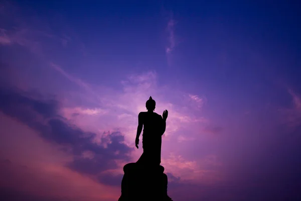 Bouddha ancien au coucher du soleil — Photo