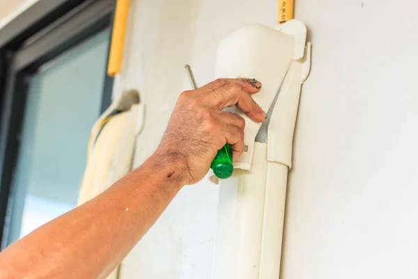 Technicus voorbereidingen voor het installeren van de airconditioner — Stockfoto