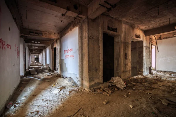 Edificio corridoio abbandonato in complesso abbandonato — Foto Stock