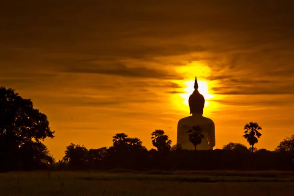 Grande estátua de buddha ao pôr do sol — Fotografia de Stock