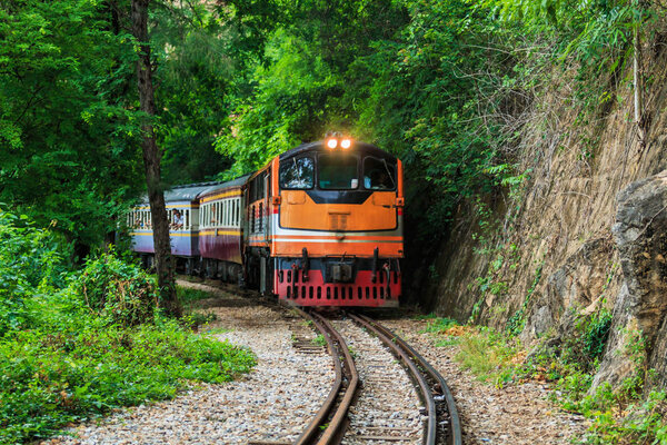Поезд проезжает мимо туннеля Канджанабури
