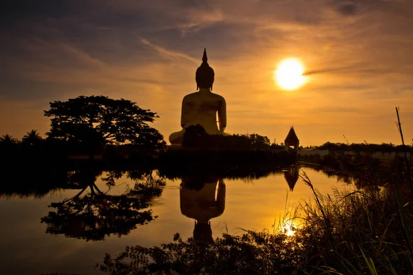 Grande statue de bouddha au coucher du soleil — Photo