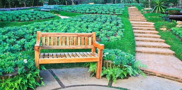 Relaxe cadeira no jardim — Fotografia de Stock