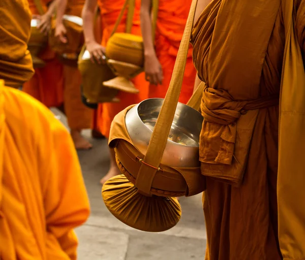 Monjes budistas con cuenco — Foto de Stock