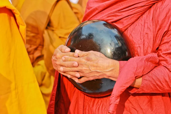 Buddhistiska munkar med skål — Stockfoto