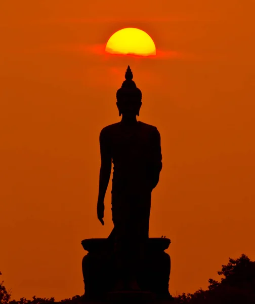 Antika Buddha vid solnedgången — Stockfoto