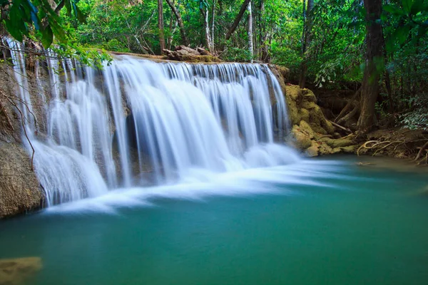 Водопад и голубой поток в лесу — стоковое фото