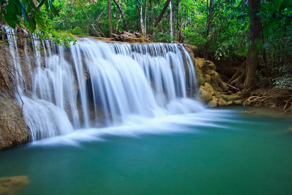 Wasserfall und blauer Bach im Wald — Stockfoto