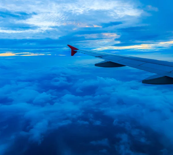 飛行機の窓からの写真 — ストック写真