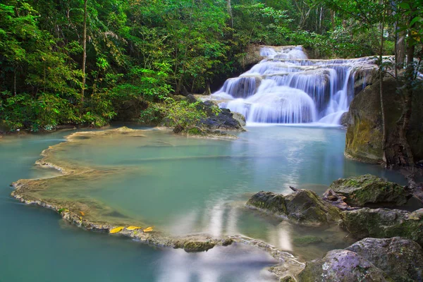 Cascada y corriente azul en el bosque — Foto de Stock