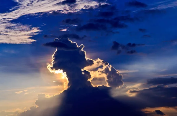 Ciel avec nuages et rayons de lumière — Photo