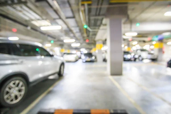 Aparcamiento de coches con luces bokeh —  Fotos de Stock