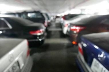 Bokeh ışıklarla otopark arabalar