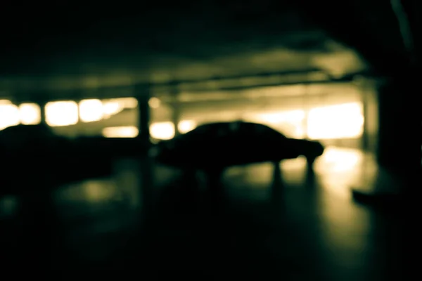 Bokeh ışıklarla otopark arabalar — Stok fotoğraf