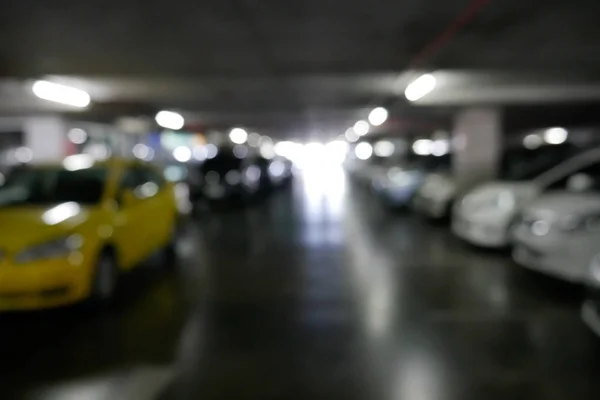 Estacionamento de carros com luzes bokeh — Fotografia de Stock
